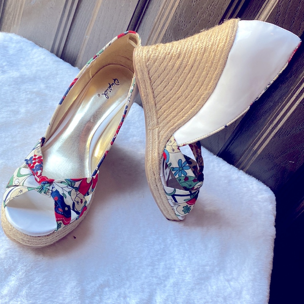 BRAND NEW ! QUPID FLORAL WEDGE
